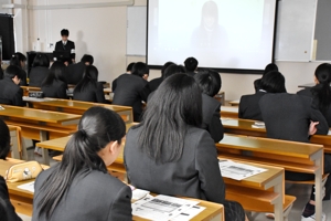 政見放送に耳を傾ける高校生の画像