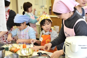 野菜を切る参加者の画像