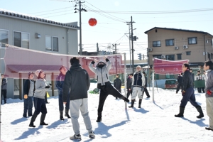 雪上ソフトバレーをしている画像