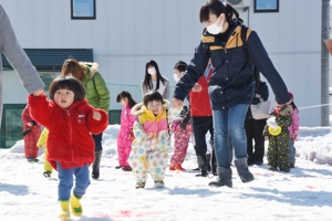 幼児レースに参加する親子の画像