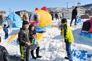 雪像コンテストの投票をする子どもたちの画像