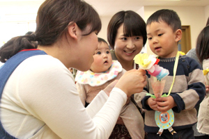 職員から手作りのお花をもらう子どもの画像