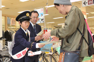 防火広報をしている一日消防署長の画像