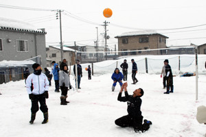 雪上でソフトバレーボールをしている様子の画像