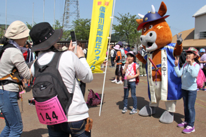 スタート前によし太くんと記念撮影をする子どもたちの画像