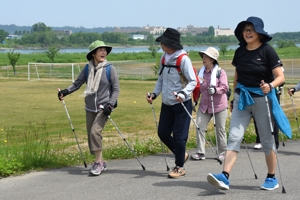 談笑しながら歩く参加者の画像