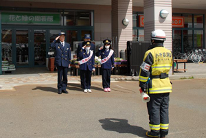 敬礼をする一日消防署長の画像