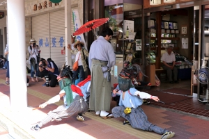 商店街で豊年獅子舞を踊る画像