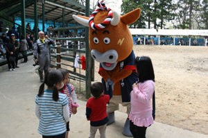 「よし太くん」と子ども達の画像