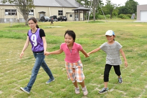 留学生と一緒にレクリエーションをする子どもの画像