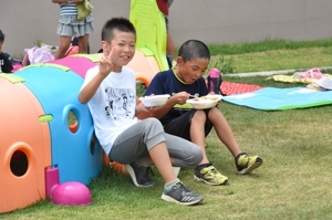 お昼のカレーを食べて笑顔を見せる男の子の画像