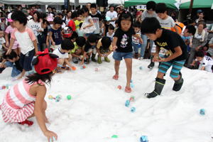 雪山から宝を探している子どもたちの画像