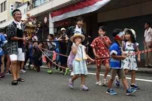 みこしを引く子どもたちの画像