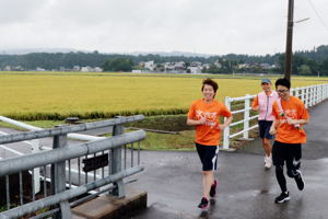 田園風景の中を走るランナーの画像