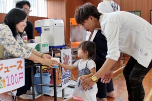 飲食ブースの親子連れの画像