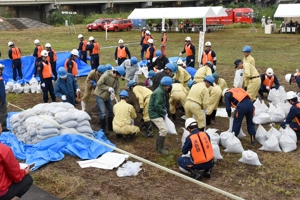 河川増水対応訓練の画像