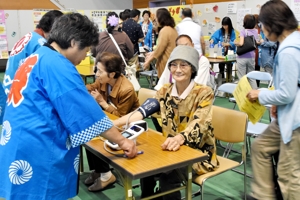 血圧を測定する来場者の画像