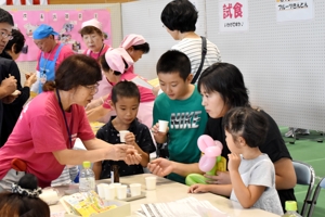 試食で薄味を体験している来場者の画像