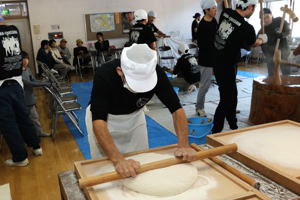 餅をのし棒で平らにする作業の画像