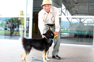 再会をよろこぶ飼い主とクロの画像