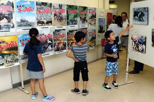 写真展に来場した子どもたちの画像