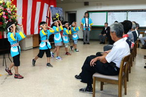 歌を披露する東山小学校児童の画像