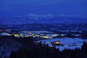 山本山から望むおぢやクラインガルテンふれあいの里の画像