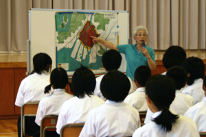 爆心地付近の地図を使って講演する植田さんの画像