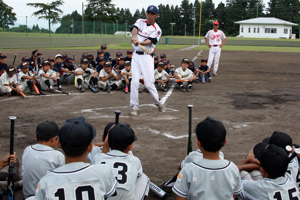 バッティングの指導を受ける少年野球選手の画像