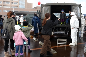 自衛隊の車両展示の画像