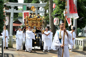 二荒神社を出発する神輿の画像