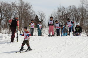 アルペンスキーを教わる子どもたちの画像