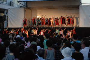 ステージで踊りを披露する園児の画像