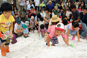 雪山で宝探しをする子どもたちの画像