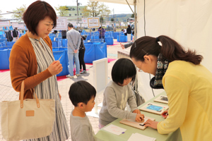 消しゴムはんこを体験する来場者の画像