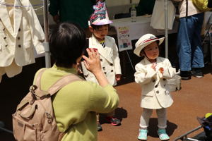 駅員の制服で記念撮影をしている画像