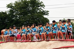 おはやしを披露する子どもの画像