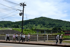 小千谷大橋を渡り終え、コース終盤もペースは変わらずに歩く参加者の画像