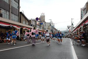 阿波踊りを踊るみなさんの画像