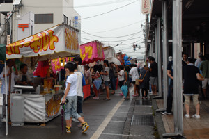 賑わう屋台の画像