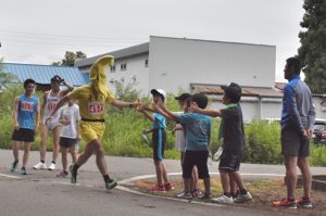 仮装をした選手とハイタッチをする子どもたちの画像