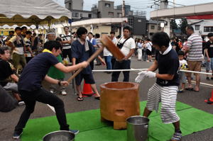 おまつり広場で行われた餅つきの画像