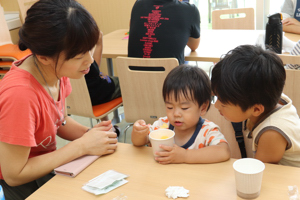 シャーベットを食べる親子の画像