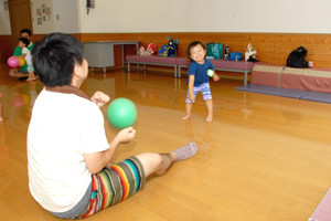 パパにボールをぶつける子どもの画像