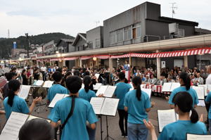 演奏をする吹奏楽部員の画像