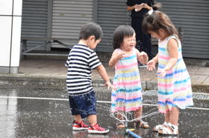 水遊びをする子どもたちの画像