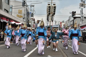 阿波踊りを披露するおぢや連のみなさんの画像