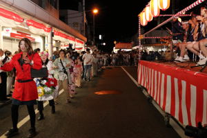 仮装して盆踊りをする参加者の画像