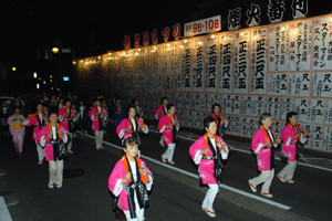 民謡流しを踊る団体の画像