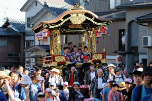 伝統祭り屋台曳き廻しの画像